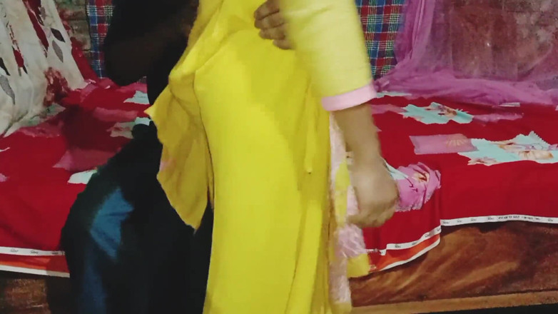 Deshi women: Tasneem, étudiante bangladaise excitée, se fait baiser par son copain