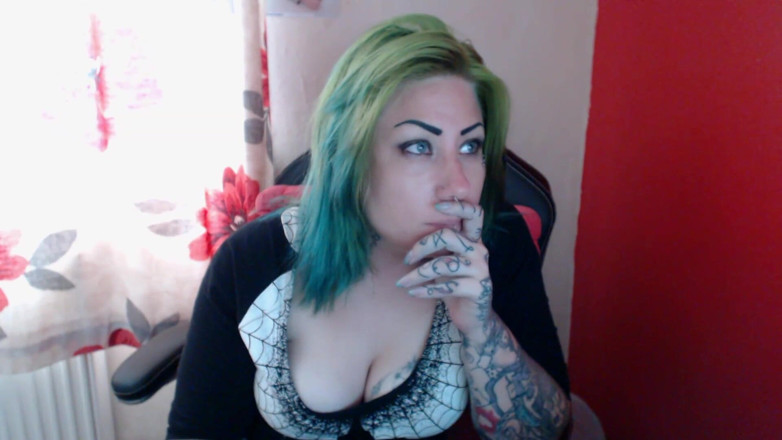 Tattooed Milfy Mama: मूर्खतापूर्ण बर्प्स