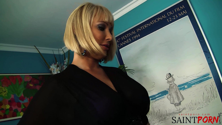 SaintPorn: Mellanie让她的新继子叫她“继母”，然后让他舔她的屁股