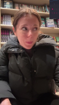 Shopping per libri con il Mio vibratore dentro! Speriamo di non sborrare troppo forte!