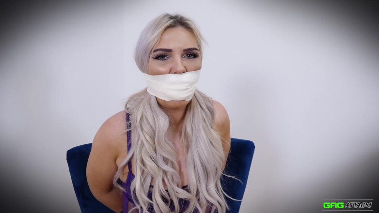 Gag Attack: Roxee - cinta de microfoam amordazada
