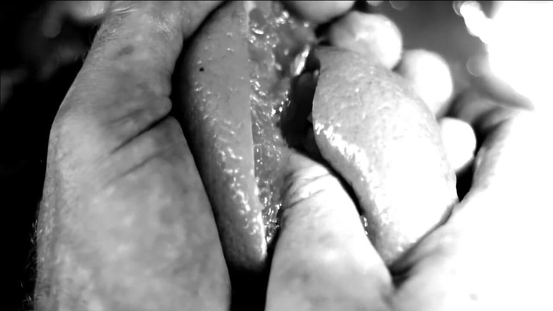 Kane Santiago: Ruční fetiš - moje ruce ničí květiny a ovoce