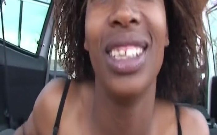 Porno kino: Azgın Alman usta harika zenci hatuna şaplak atıyor ve sikişiyor