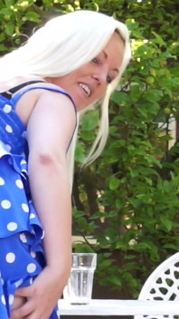 Busty Blonde MILF Rachel Travers masturbuje się na zewnątrz