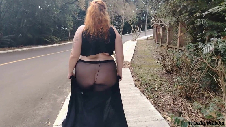 Priscila: 我的继母穿着透明裤子，不穿内裤，在街上炫耀。