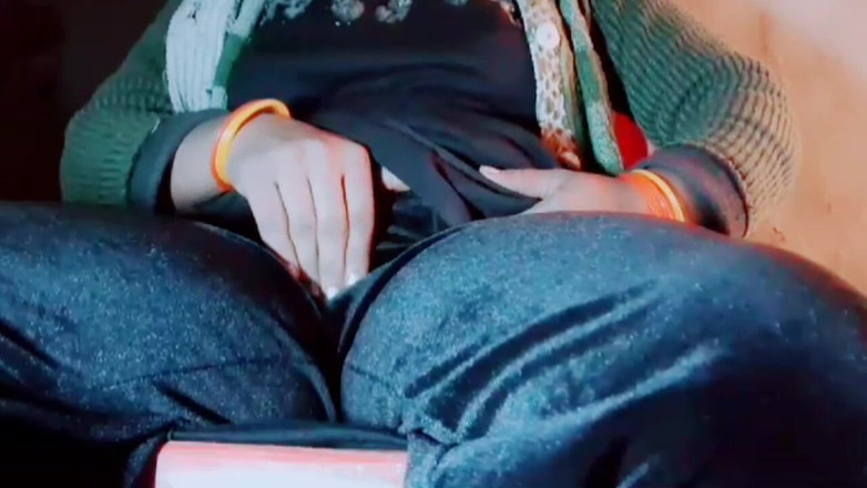 TricolorMusic3: Quente indiana de 18 anos muito bonita menina indiana vendo o...