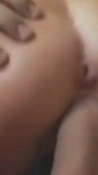 Gagica brunetă sexy iubitoare de spermă este futută ca o curvă înainte de a fi acoperită de spermă