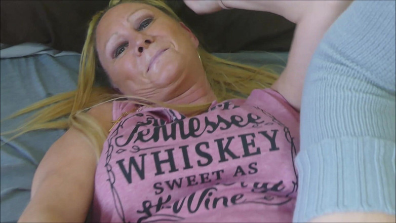 Natalie K: Gemendo Sborra Succhiando E Scopando Un Dildo Nella Mia Fica...