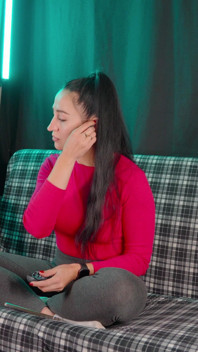 Freeuse Hairjob While She Vapes & Scrolls