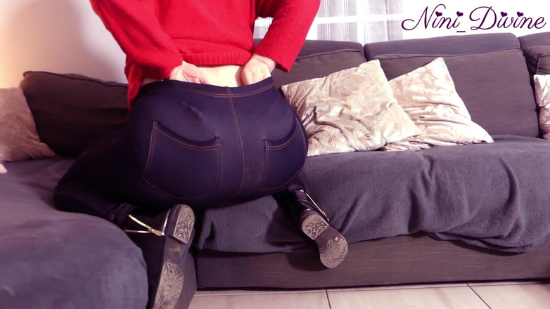Nini Divine: ディバイン・ニニ、超タイトなデニムレギンスとTバック姿で巨大で自然なお尻がドギースタイルで突かれる!