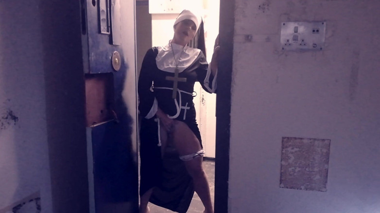 Kylie Britain Adventures: Nữ tu Kylie bị nện