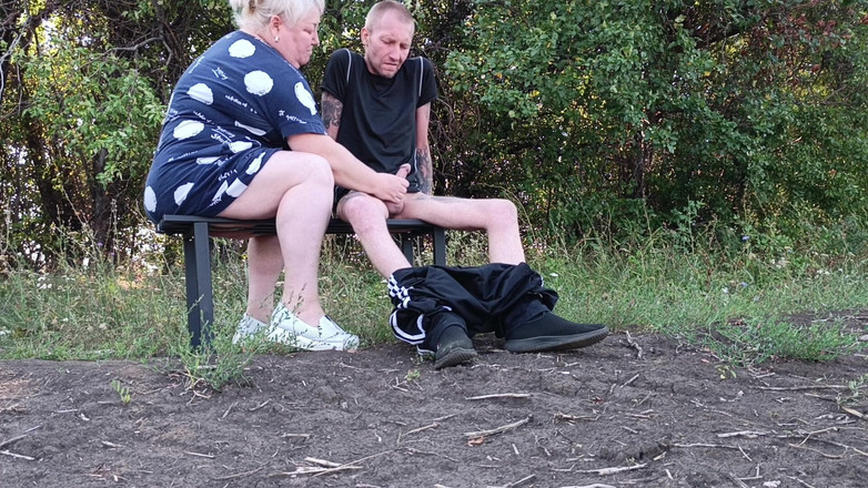 Zona901: Een buurvrouw in een park trekt mijn lul af totdat...