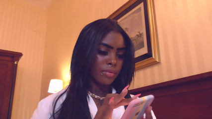 Solo Austria: Ebony visí od černé Barbie Estrella