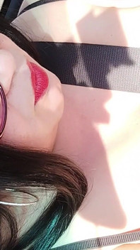 セクシーでホットな継母、車の中でスローモーションのファンだけ