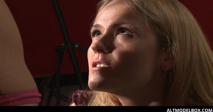 PurefilmsTv: Dvě sexy lesbičky šukají po focení