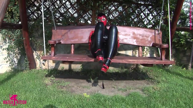 Watch4fetish: Latex nóng bỏng thủ dâm trong vườn