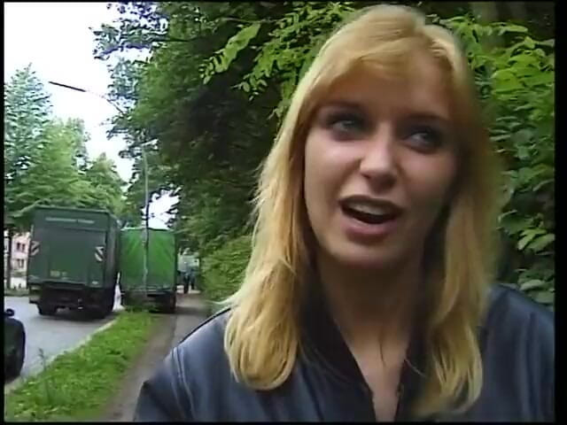 Lucky Cooch: Une beauté blonde se fait lécher la chatte par un...