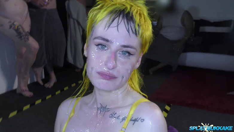 100% Amateur Gangbang and Bukkake from the UK!: Хтива панк-повія Лана Банан приймає кілька чудових камшотів на обличчя