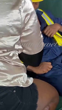 Trendy video africké ženy platící servisnímu chlapci svou kundičkou