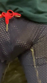 Jules erste piss-verzweiflungsherausforderung Nachdem er mehrmals von seinem mitbewohner Simon dazu trainiert wurde, sich selbst zu pinkeln, wird er es nun gewagt