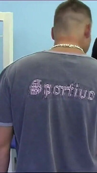 Orgie avec deux couples sexy dans la salle de sport avec des moments de désir intense et de plaisir obscène