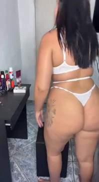 Servir le fétichisme d’un client coquin qui aime utiliser son imagination