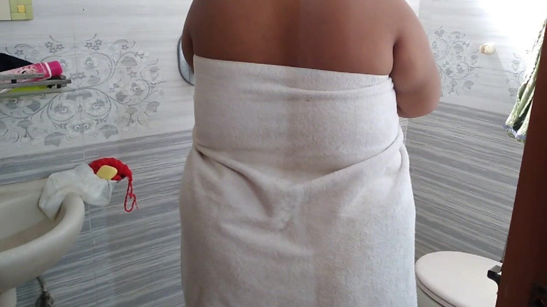 Aria Mia: Une belle-mère se fait baiser