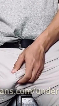 Attache ma bite et mes couilles, mets mon short moulant et gémit !