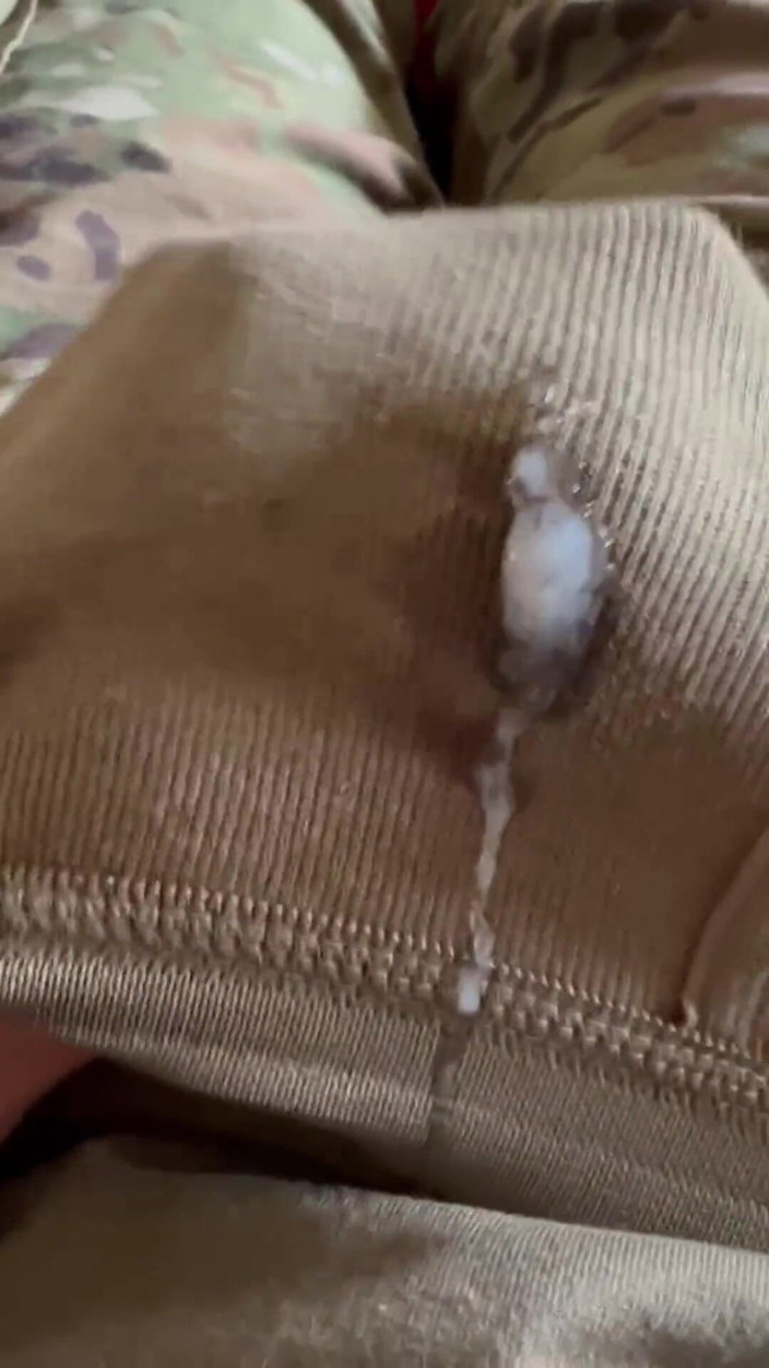 Gay Soldier Stuff: Soldado cachondo dispara carga cremosa a través de sus pantalones...