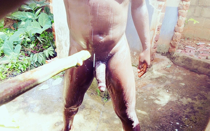 Gigadicki256: Shower luar ruangan dicrot sperma banyak banget