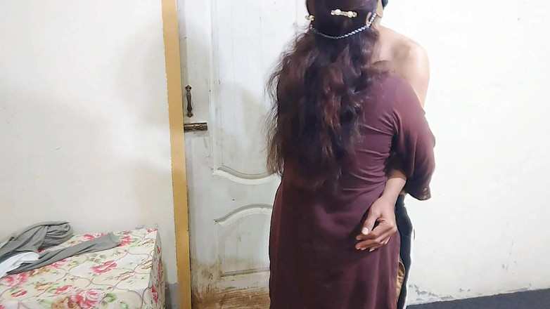 Pakistani CoupleX: ホットなインド人メイドが寝室でシャツを着替えている間、後背位で巨根を得る素人ずさんフェラチオヒンディー語オーディオ