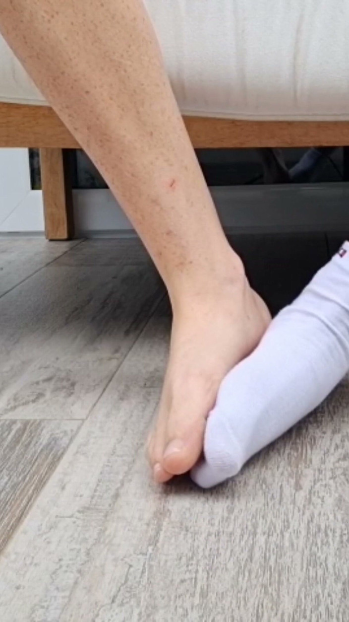 ScottishSweetie: White ankle sock peal &amp; reveal: lengkungan langsing dan kaki yang...