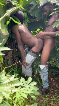 Jude tidak dapat menahan dirinya selepas melihat tubuh saya, dia menyeisi dia paling mengongkek pantat seksi itu