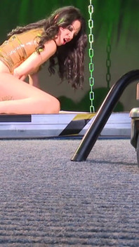 이면: 딜도로 라텍스 비디오를 솔로로 차려입거나 멋지게 시오후키하는 AshleyGreyBDSM