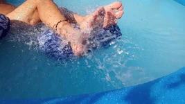 मेरी गांड और तलवों को दिखा रहा हूँ