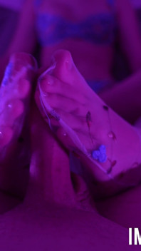 Ma demi-sœur fait un footjob dans des chaussettes à fleurs