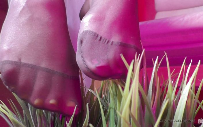 Mistress Legs: Naylon takviyeli ayak parmakları yapay çimle oynuyor