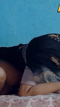 Desi Dhokebaj Patne Apne Naraz Pati, Ko Khush Karne Ke Liye Usaki Sawari Karti Hai
