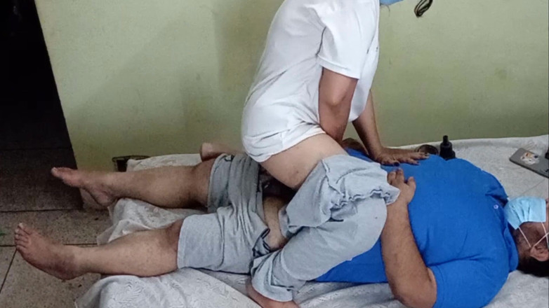 aliabegum: Peituda enfermeira ajuda paciente na mesa de clínica - garganta profunda...