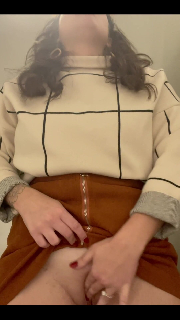 Josie Jaxxon: Masturbándose en la oficina