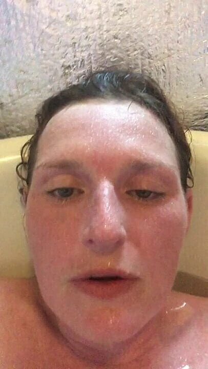 MistressWriggler: Um vídeo que enviei para um cara de 30 anos dizendo...