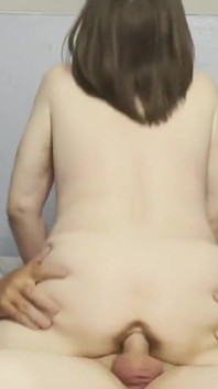 Moglie bollente matura cavalca un cazzo con il culo ed ha un creampie anale
