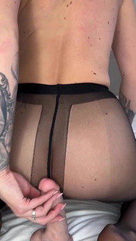 Meia-calça milf dá punheta com os pés e implora por anal