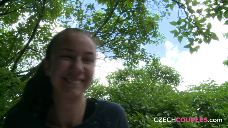 Czech Couples: 捷克情侣14：顽皮的年轻女人加入公园四人行