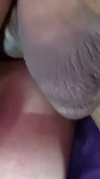 Mucama trans satisface a su jefe con garganta profunda y chorreo de leche