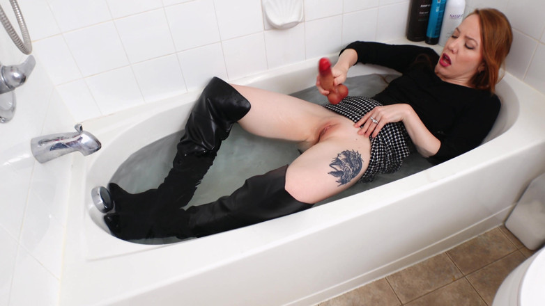Evelyn Rouge: Kožené boty fetiš mokrá koupel dildo masturbace 4K