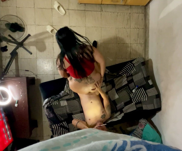 Monozion: Moglie grossa che fa sedere il marito in perizoma rosso