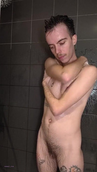 Ftm wird geil unter der dusche und wichst