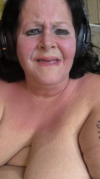 Cholernie jest taka czerwona od pieprzenia tej czerwonej głowy dildo