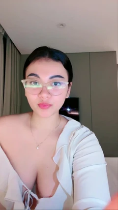 Kakak Tiri Mahu Melancap Di Kamar